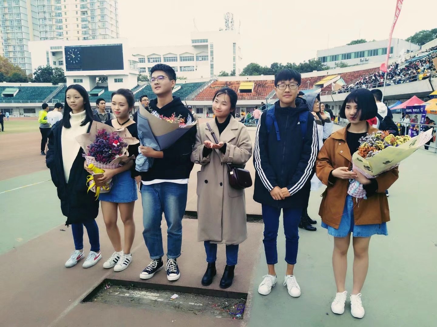 我校声乐班学生参加绵阳一中第四十二届田径运动会开场演出